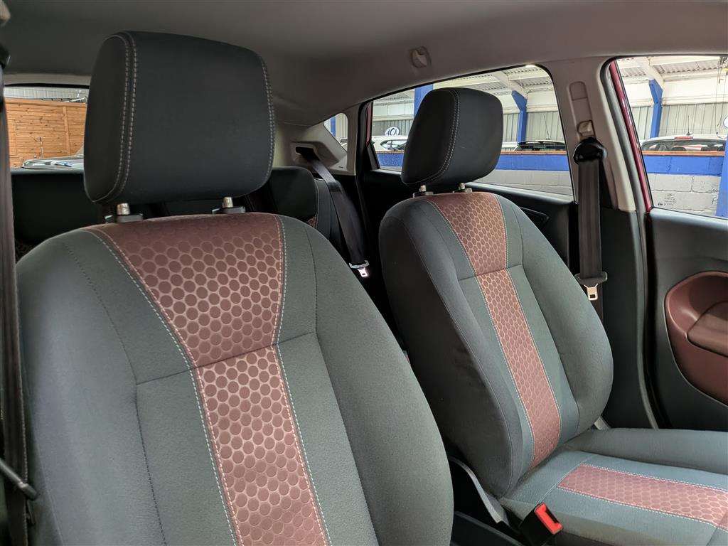 <p>2010 FORD FIESTA TITANIUM</p>