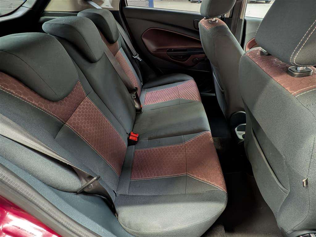 <p>2010 FORD FIESTA TITANIUM</p>