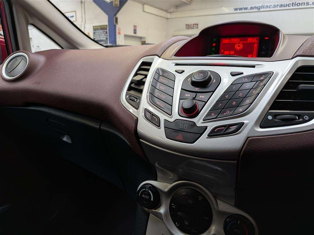 <p>2010 FORD FIESTA TITANIUM</p>