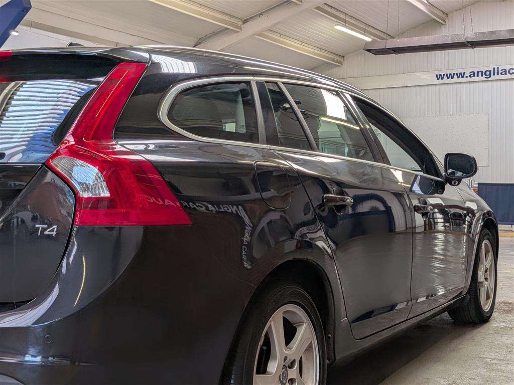 <p>2013 VOLVO V60 SE LUX T4 AUTO</p>