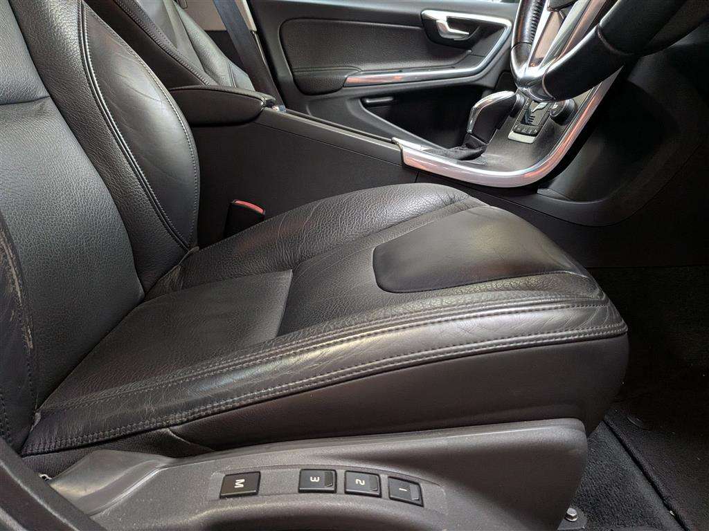 <p>2013 VOLVO V60 SE LUX T4 AUTO</p>