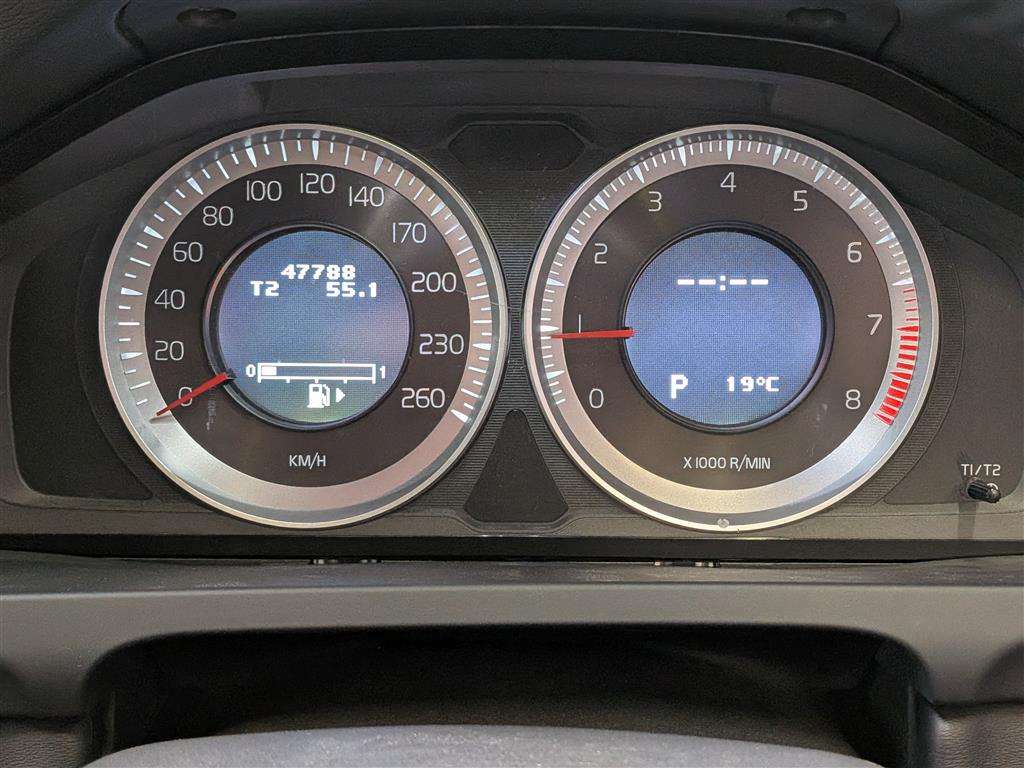 <p>2013 VOLVO V60 SE LUX T4 AUTO</p>