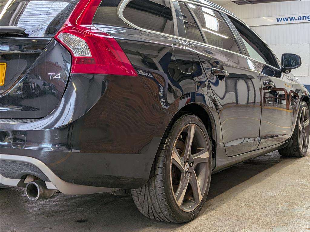 <p>2013 VOLVO V60 R-DESIGN T4 AUTO</p>