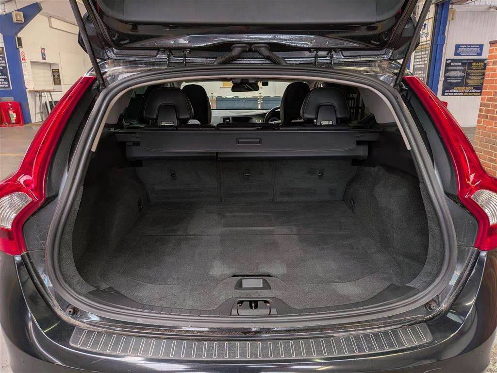<p>2013 VOLVO V60 R-DESIGN T4 AUTO</p>