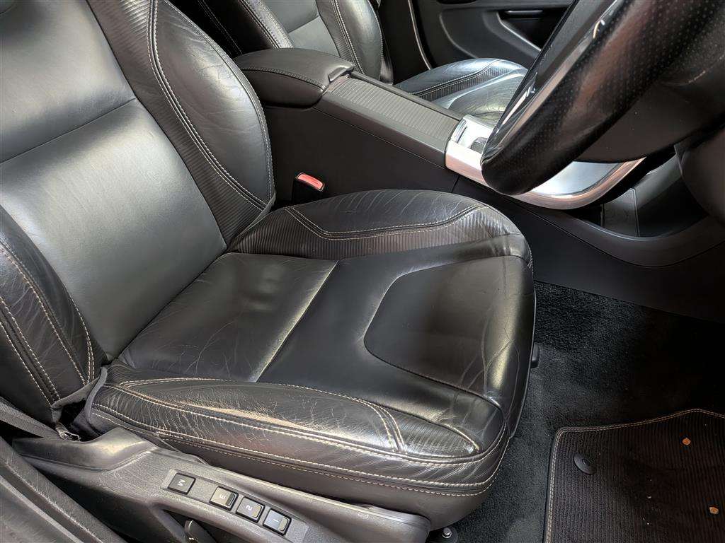 <p>2013 VOLVO V60 R-DESIGN T4 AUTO</p>