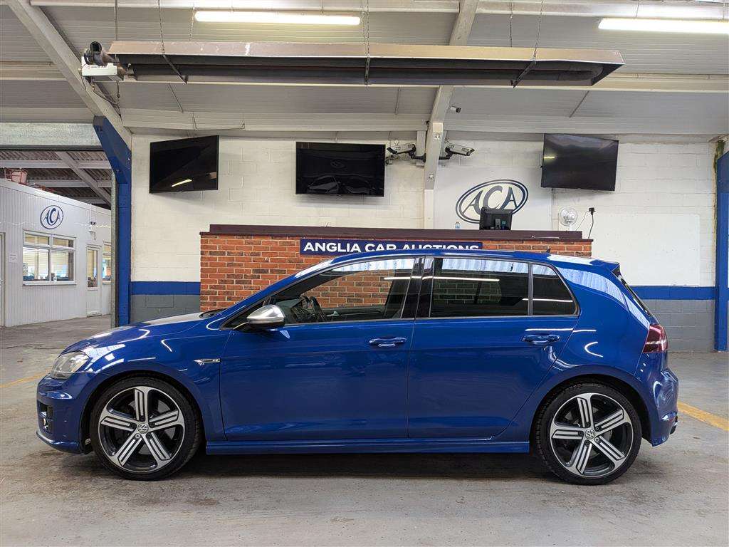 <p>2016 VOLKSWAGEN GOLF R DSG</p>