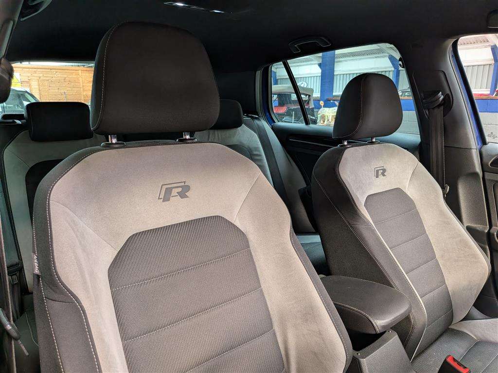 <p>2016 VOLKSWAGEN GOLF R DSG</p>