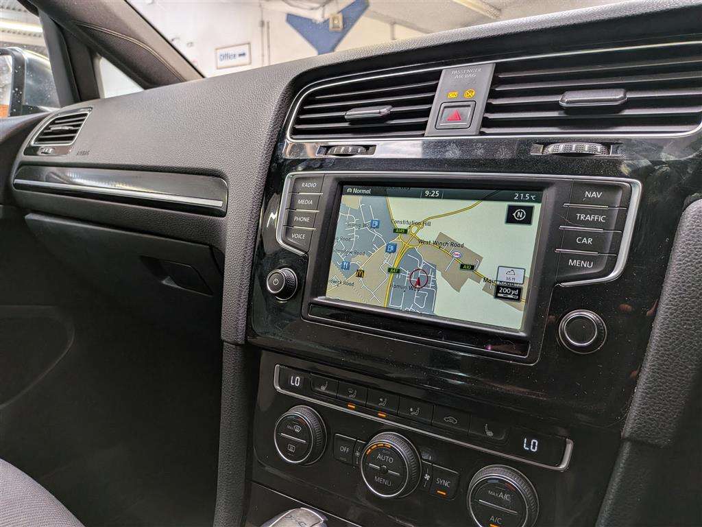 <p>2016 VOLKSWAGEN GOLF R DSG</p>