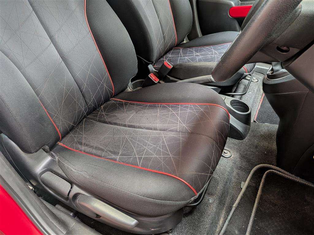 <p>2015 MAZDA 2 SPORT COLOUR EDITION</p>