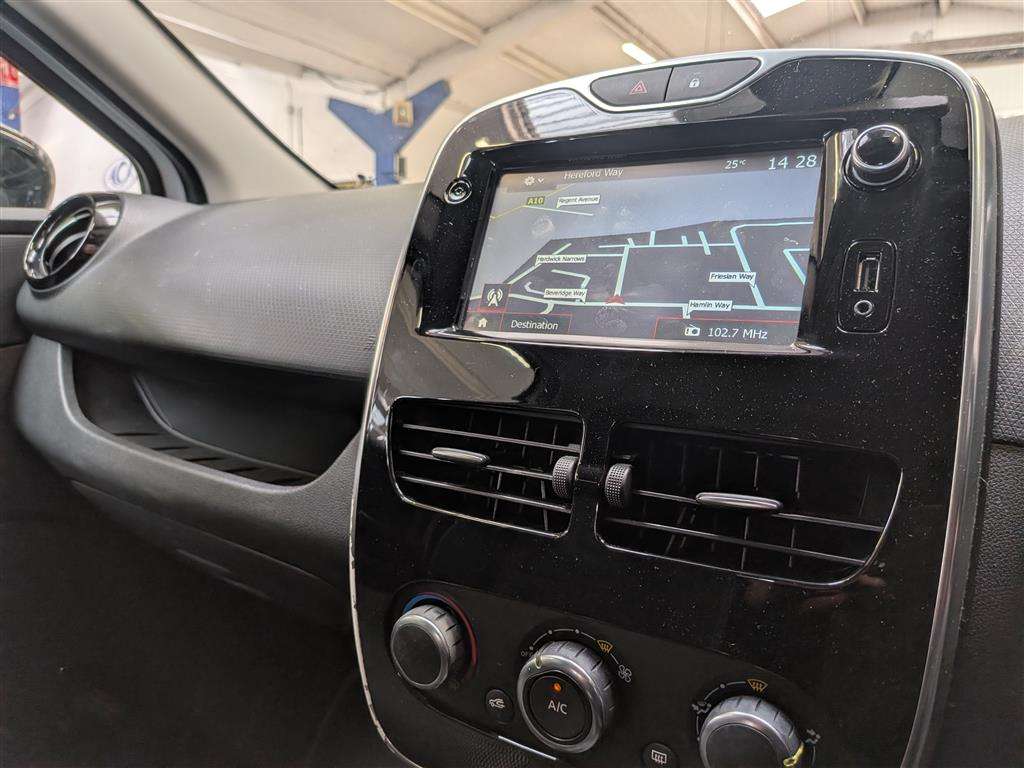<p>2016 RENAULT CLIO DYNAMIQUE NAV 16V</p>