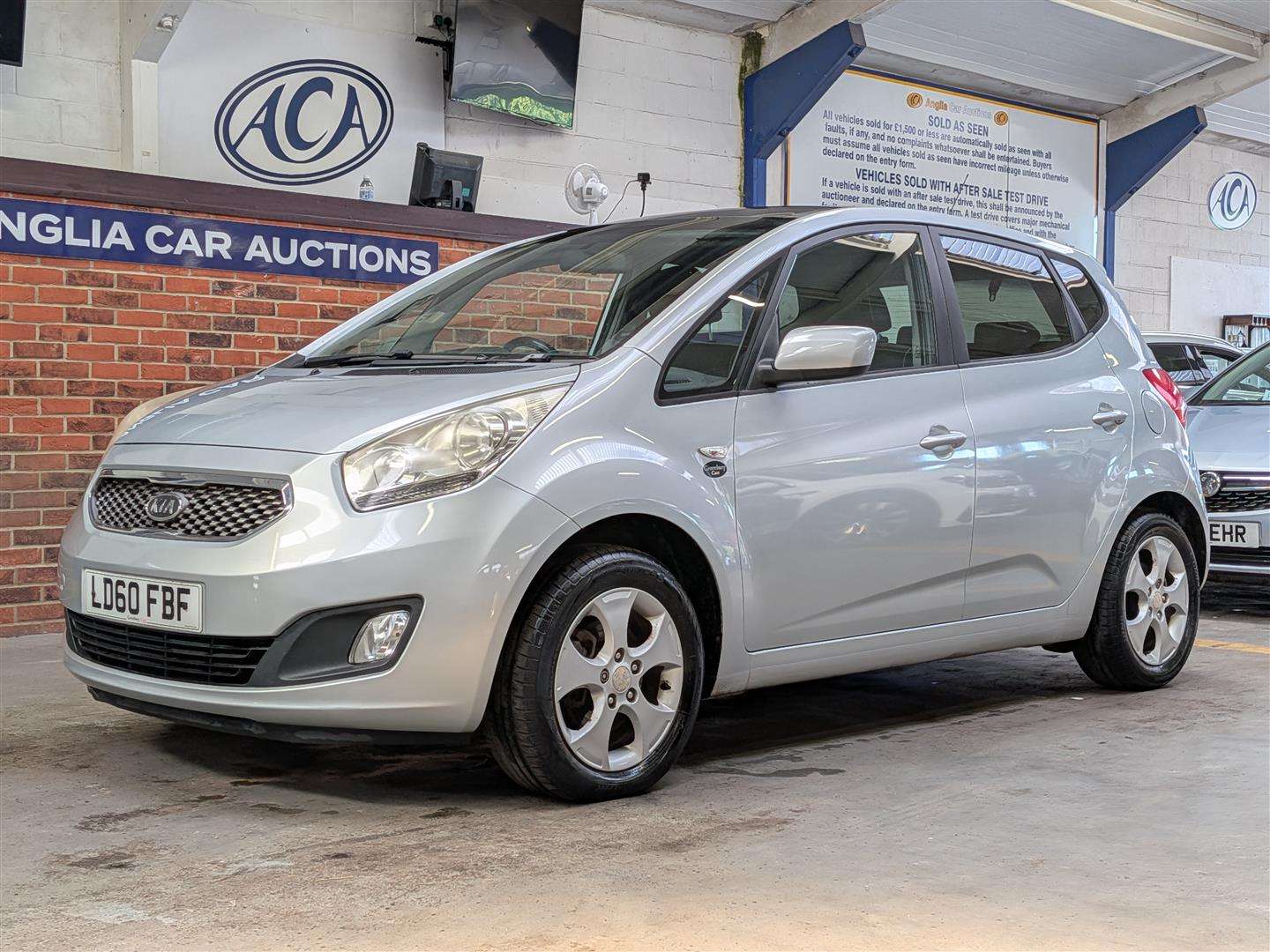 <p>2010 KIA VENGA 3</p>