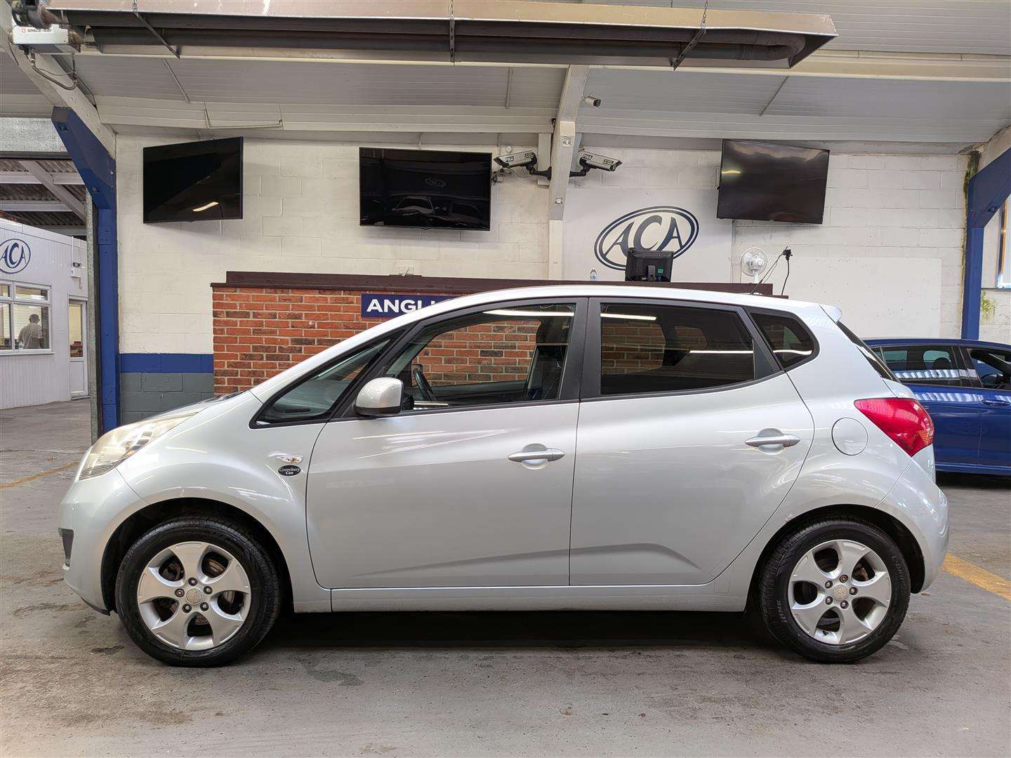 <p>2010 KIA VENGA 3</p>