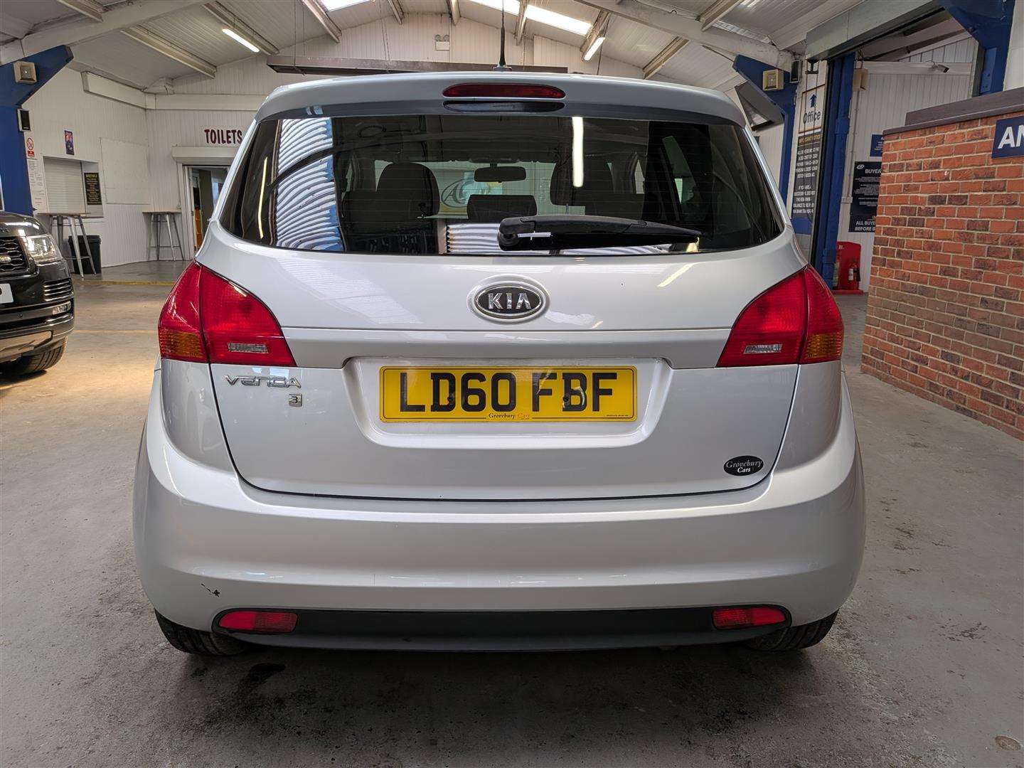<p>2010 KIA VENGA 3</p>