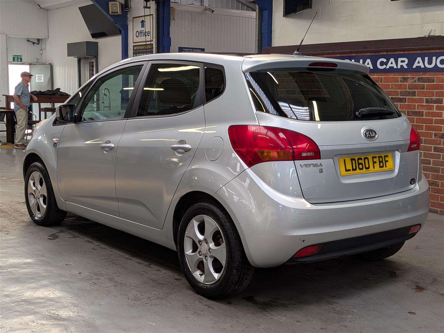 <p>2010 KIA VENGA 3</p>