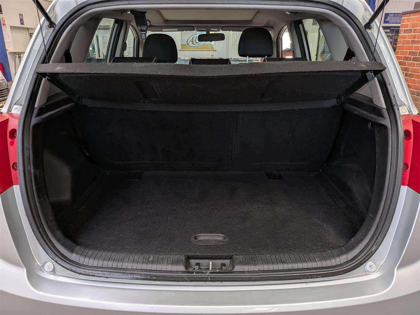 <p>2010 KIA VENGA 3</p>
