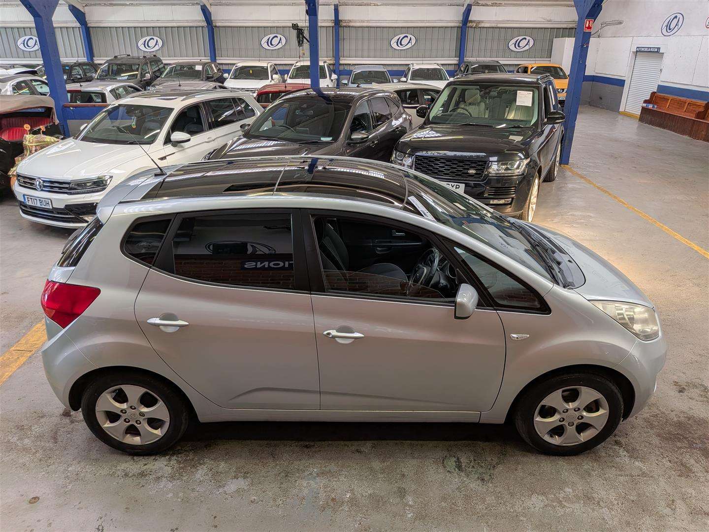 <p>2010 KIA VENGA 3</p>