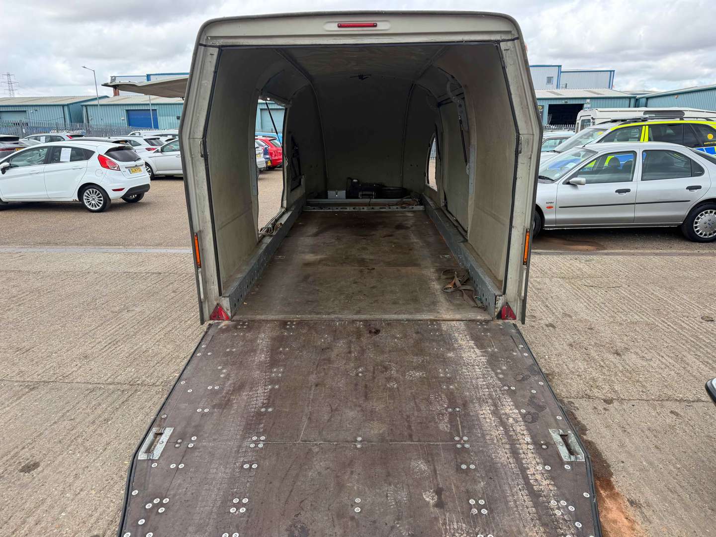 <p>2015 WOODFORD RL5000 COVERED CAR TRAILER</p>