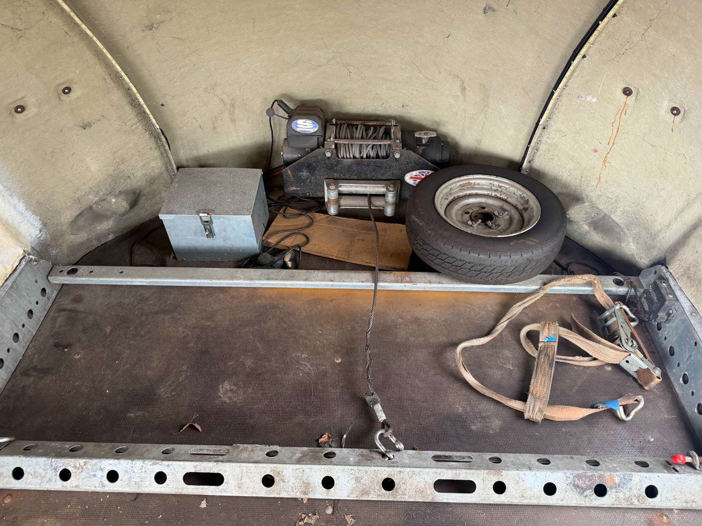 <p>2015 WOODFORD RL5000 COVERED CAR TRAILER</p>