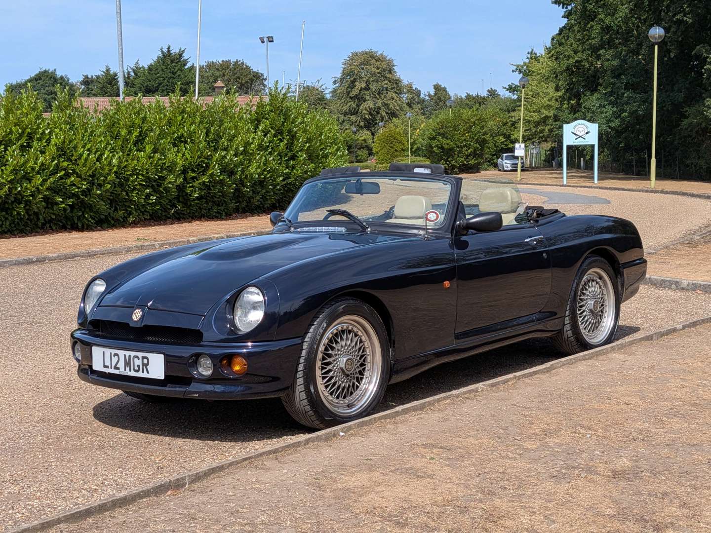 <p>1993 MG RV8</p>
