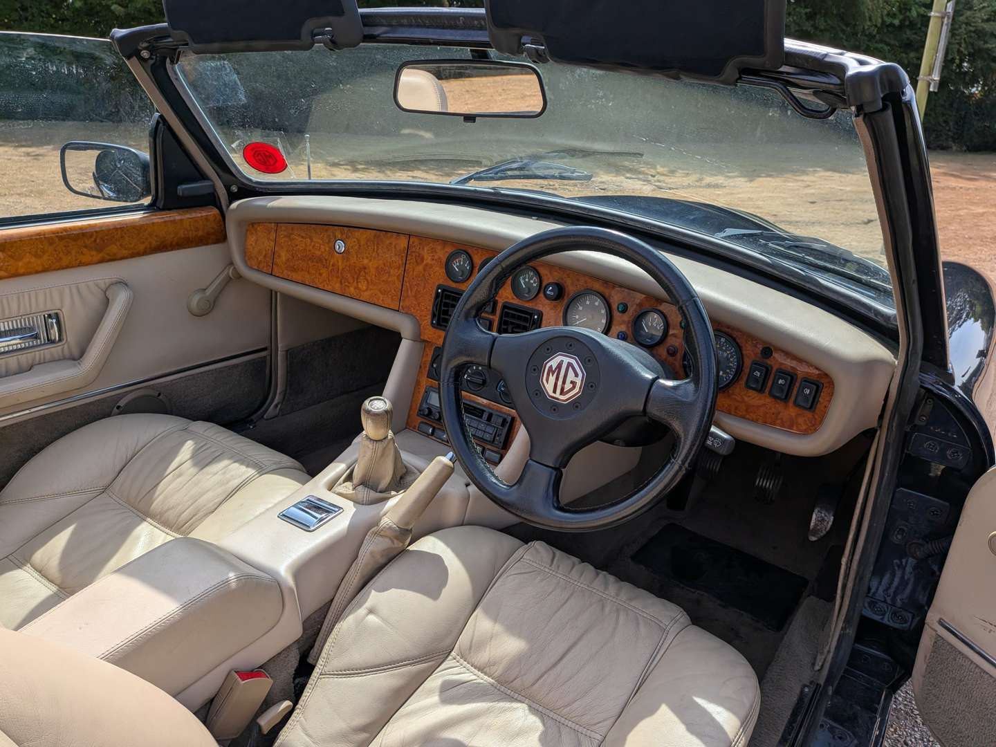 <p>1993 MG RV8</p>
