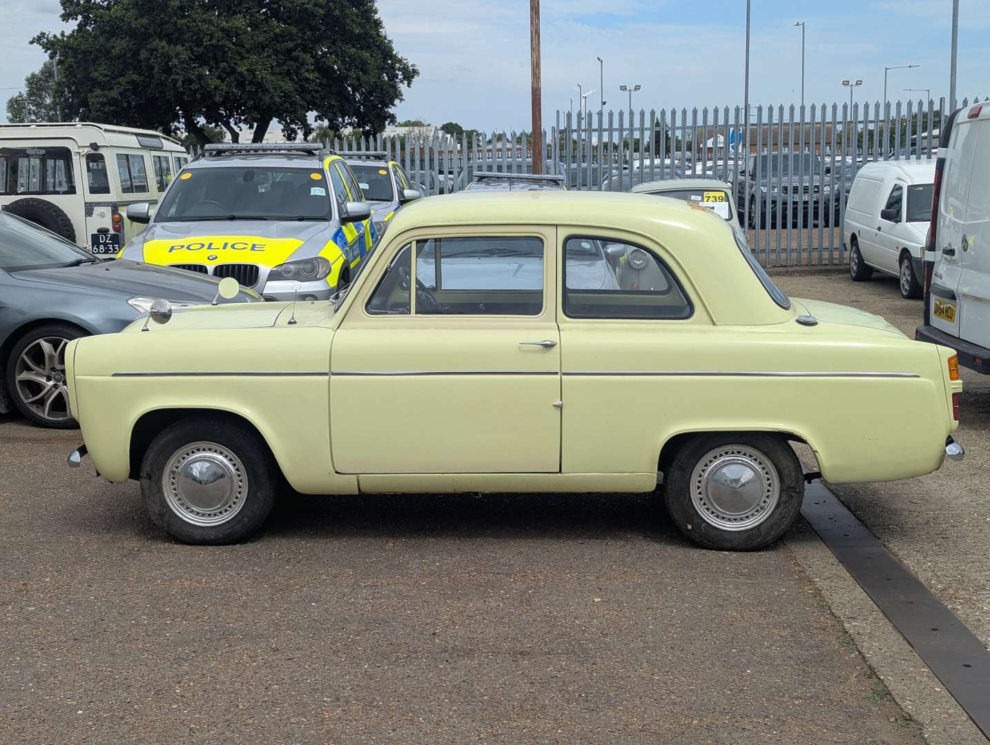 <p>1960 FORD 100E POPULAR</p>
