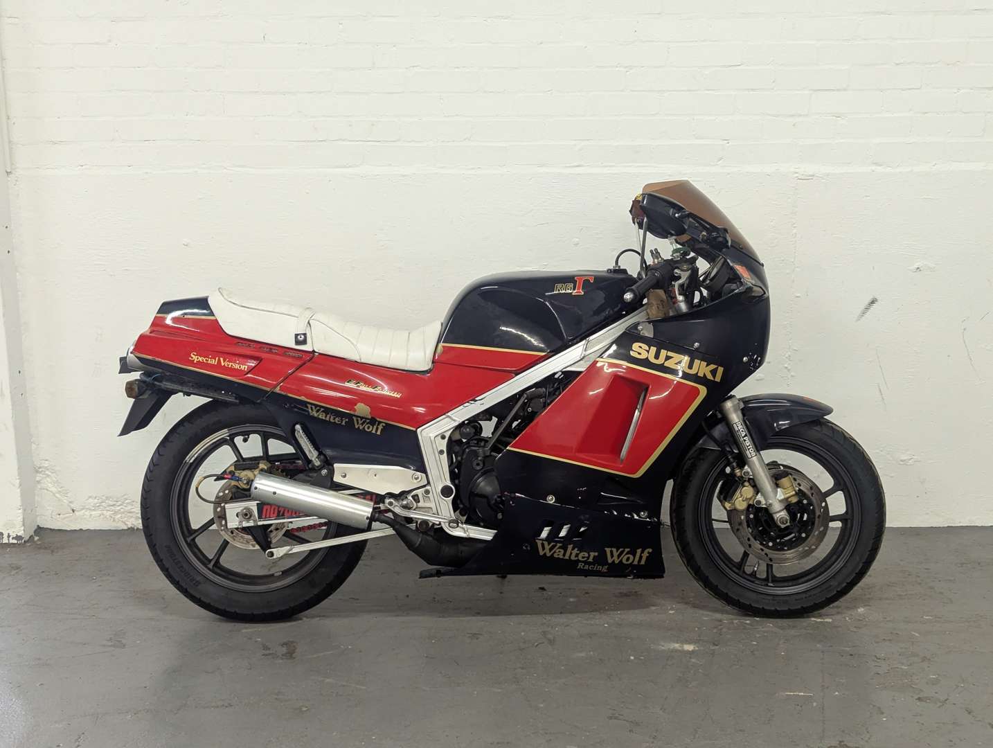 <p>1987 SUZUKI RG 400 WALTER WOLF</p>