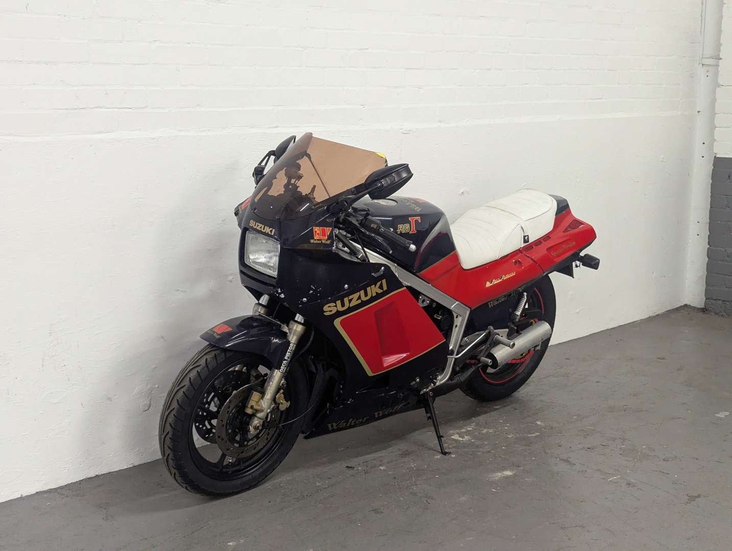 <p>1987 SUZUKI RG 400 WALTER WOLF</p>