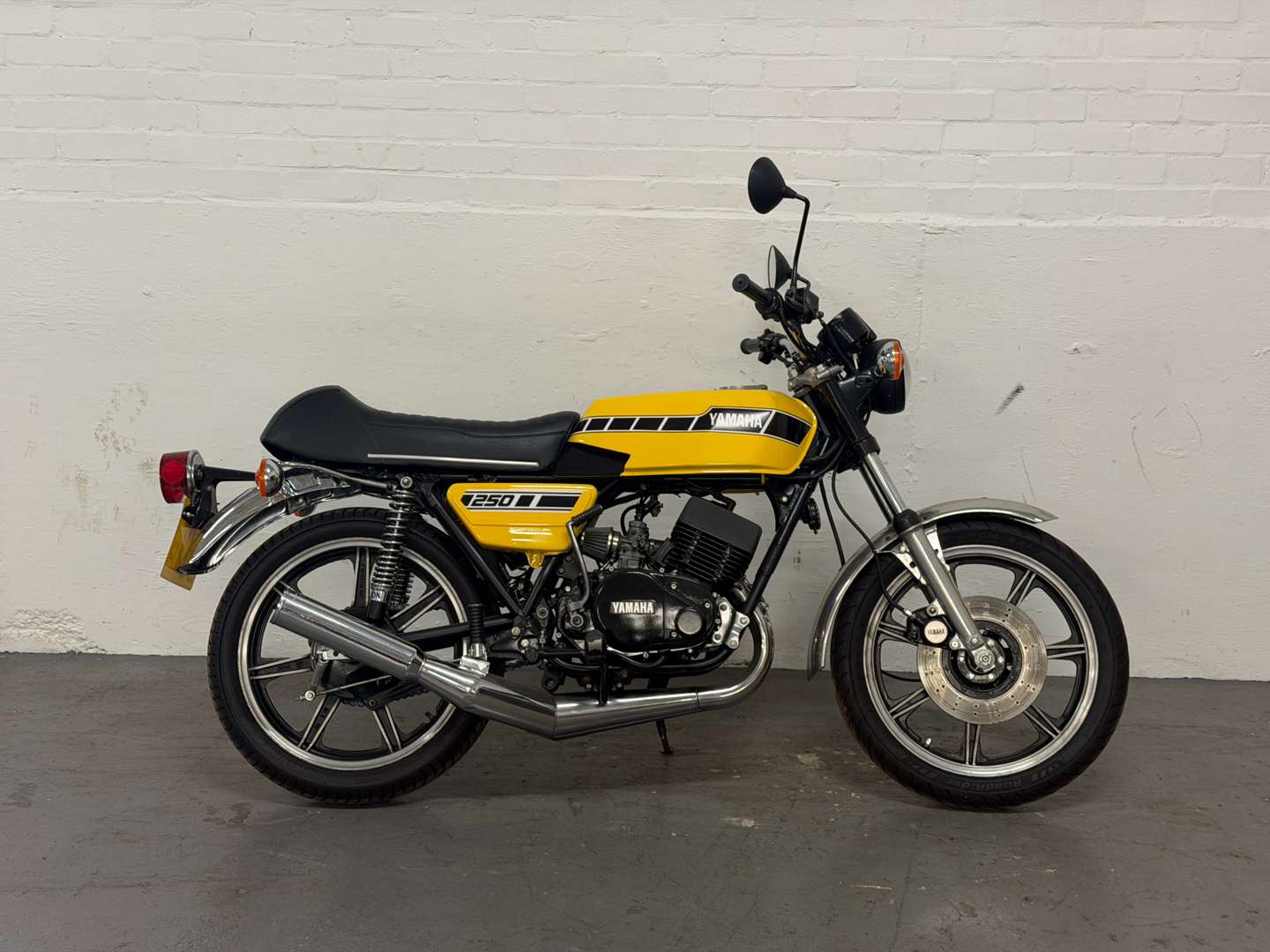 <p>1976 YAMAHA RD 250</p>