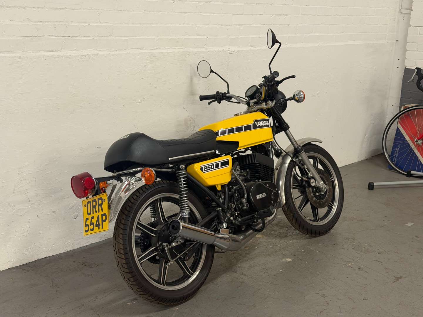 <p>1976 YAMAHA RD 250</p>
