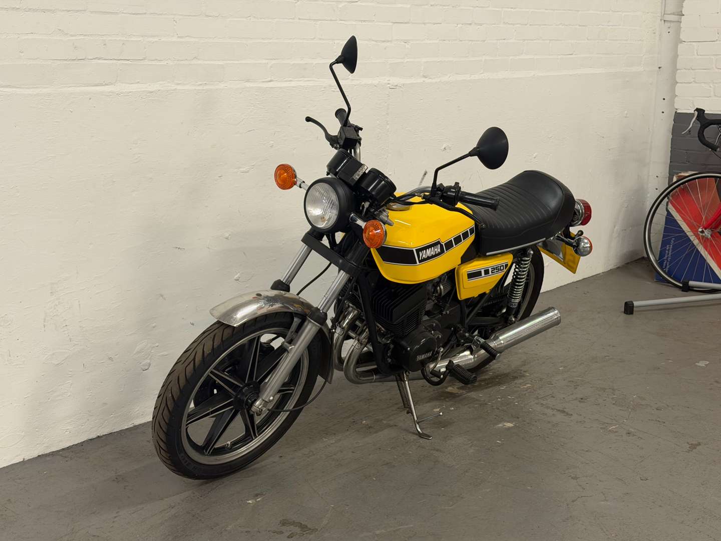 <p>1976 YAMAHA RD 250</p>