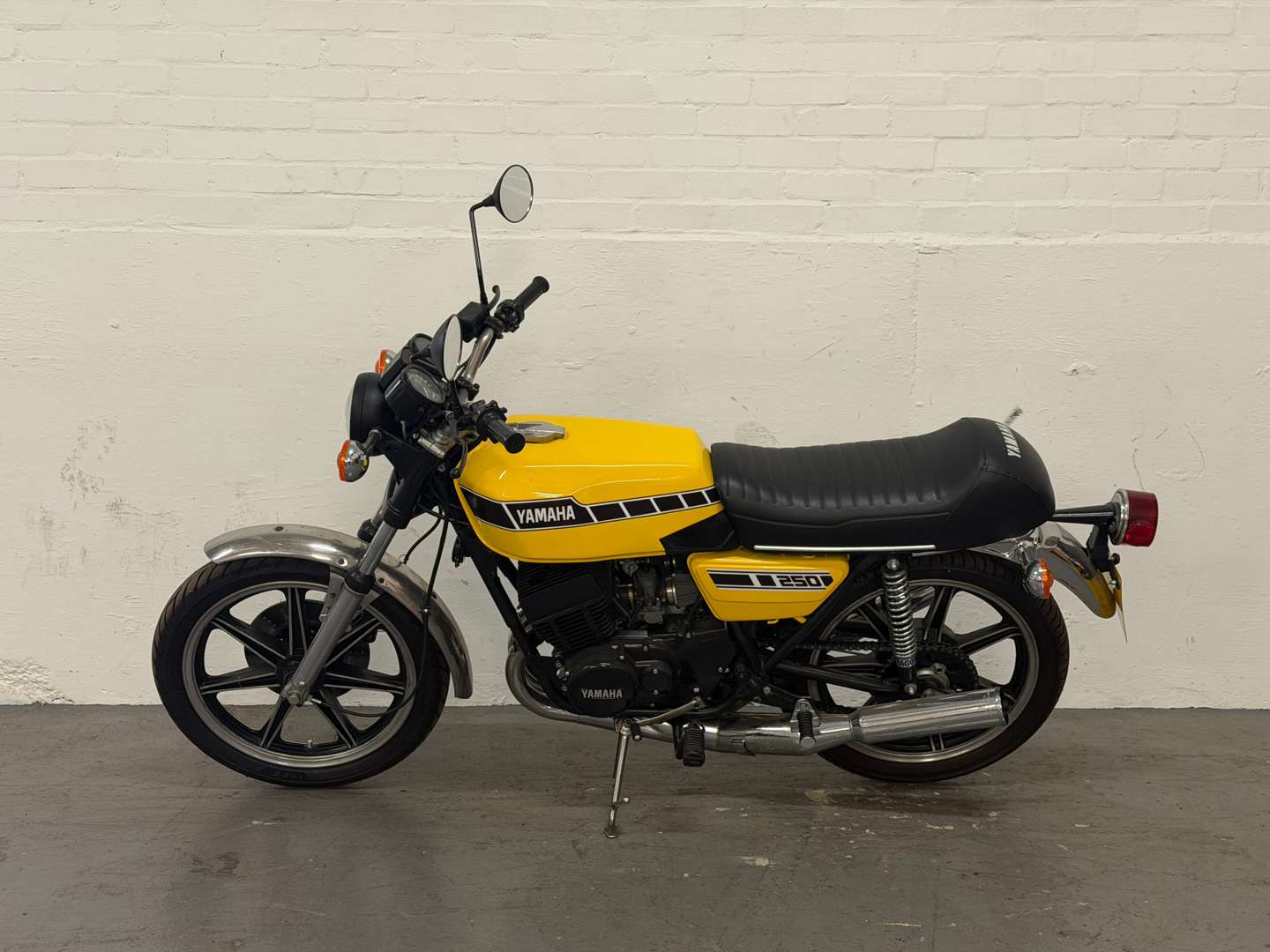<p>1976 YAMAHA RD 250</p>