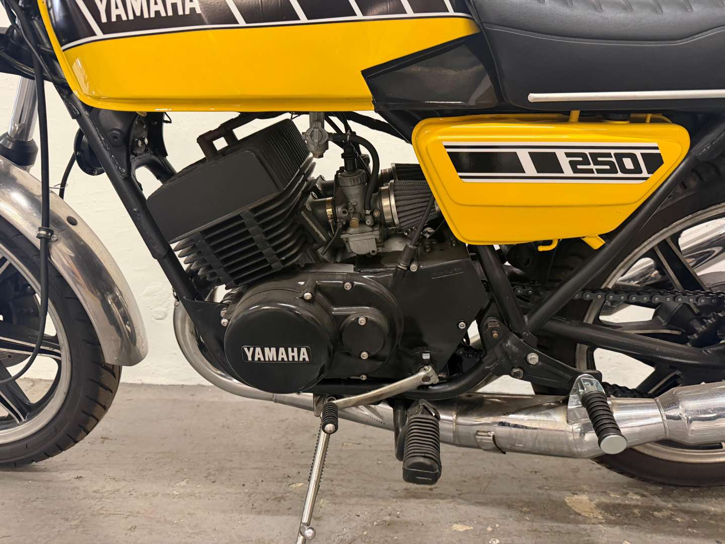 <p>1976 YAMAHA RD 250</p>