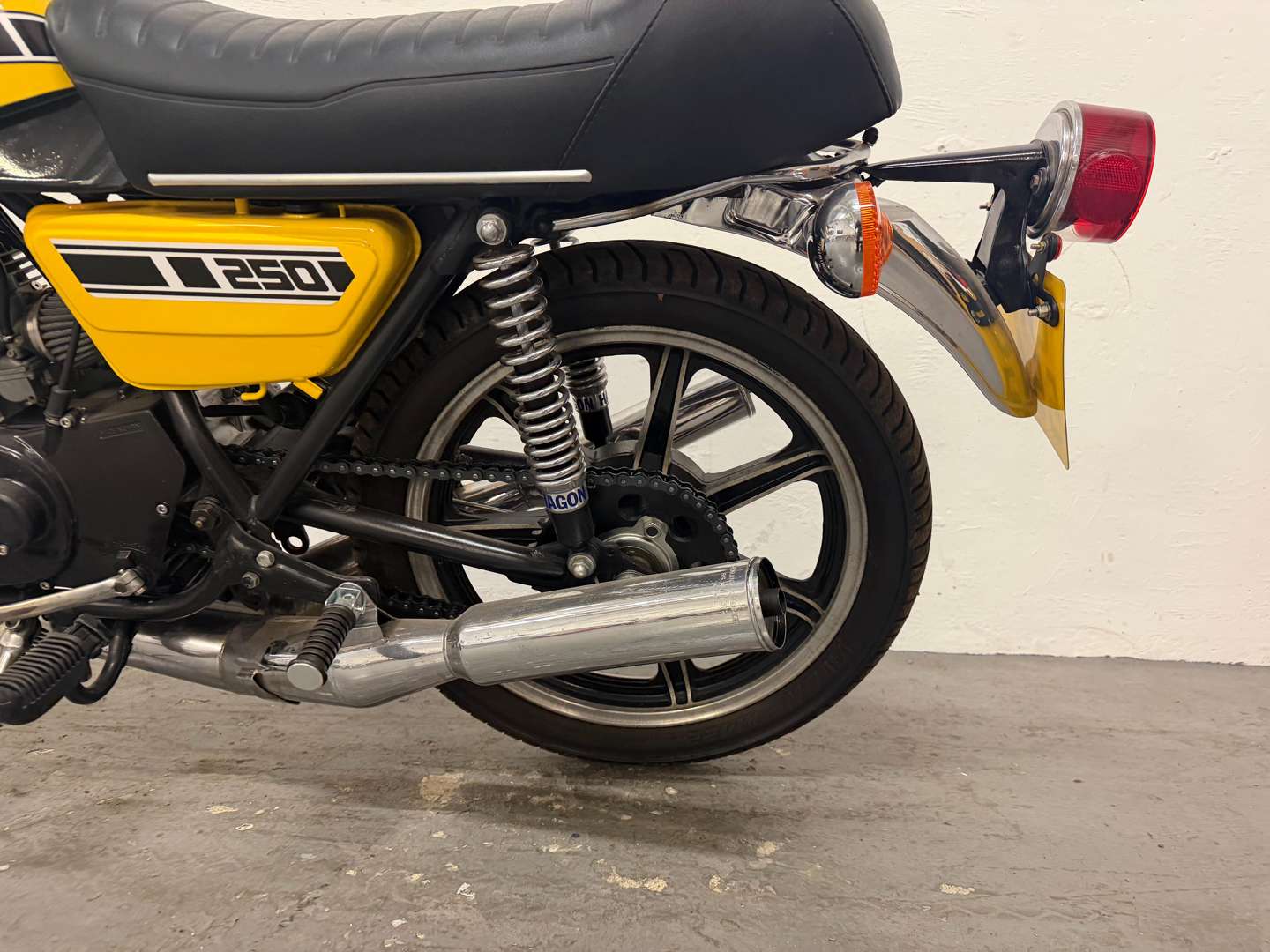 <p>1976 YAMAHA RD 250</p>