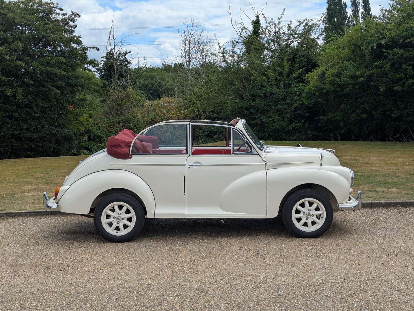 <p>1959 MORRIS MINOR 1000 CONVERTIBLE</p>