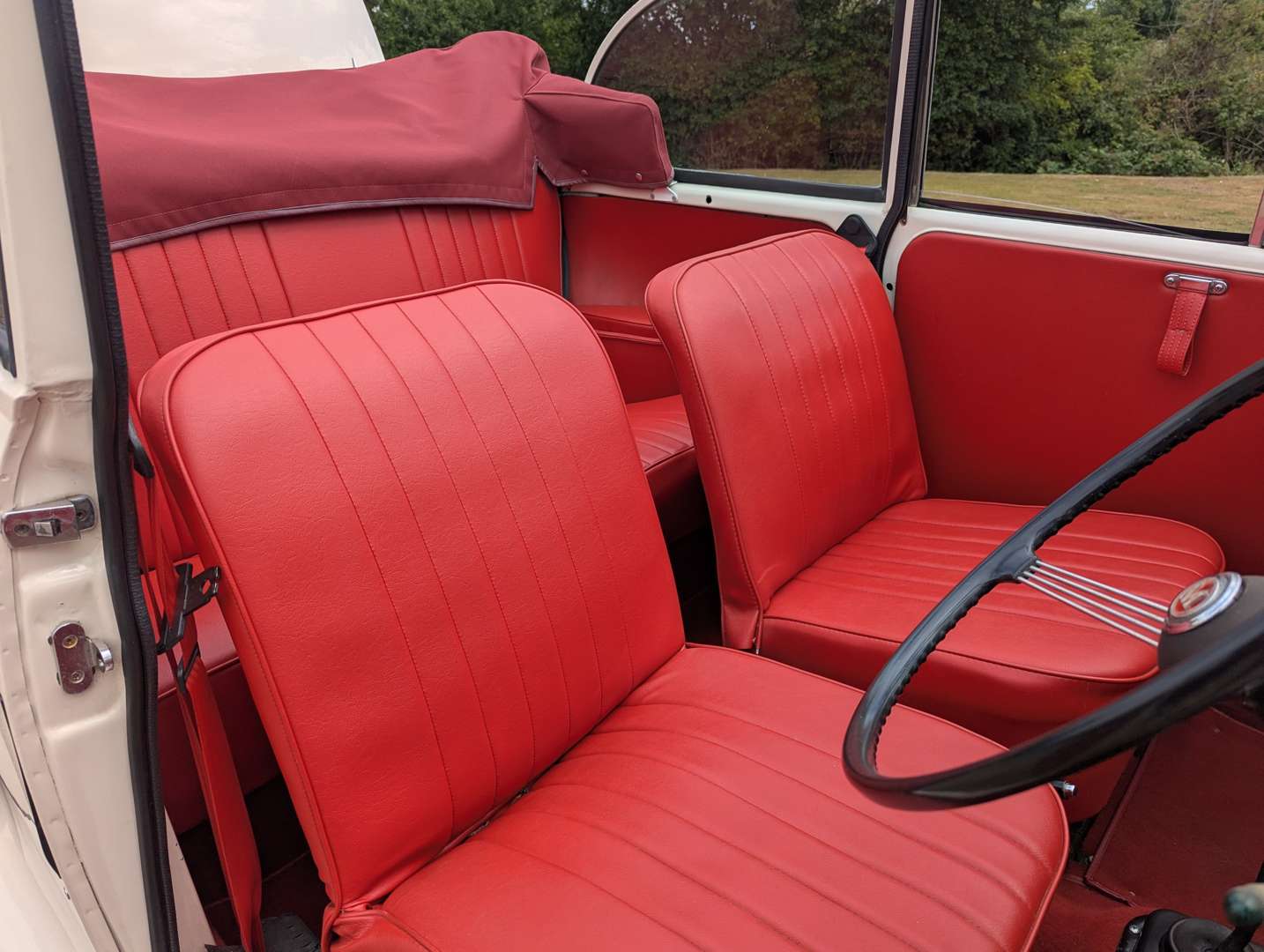 <p>1959 MORRIS MINOR 1000 CONVERTIBLE</p>