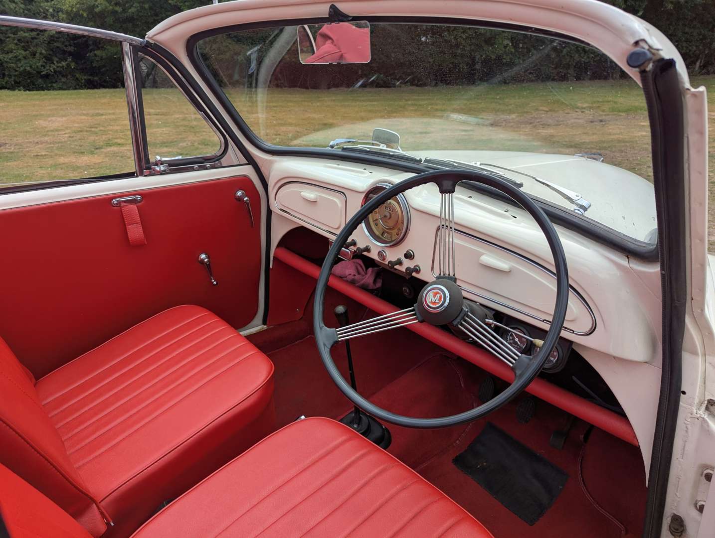<p>1959 MORRIS MINOR 1000 CONVERTIBLE</p>