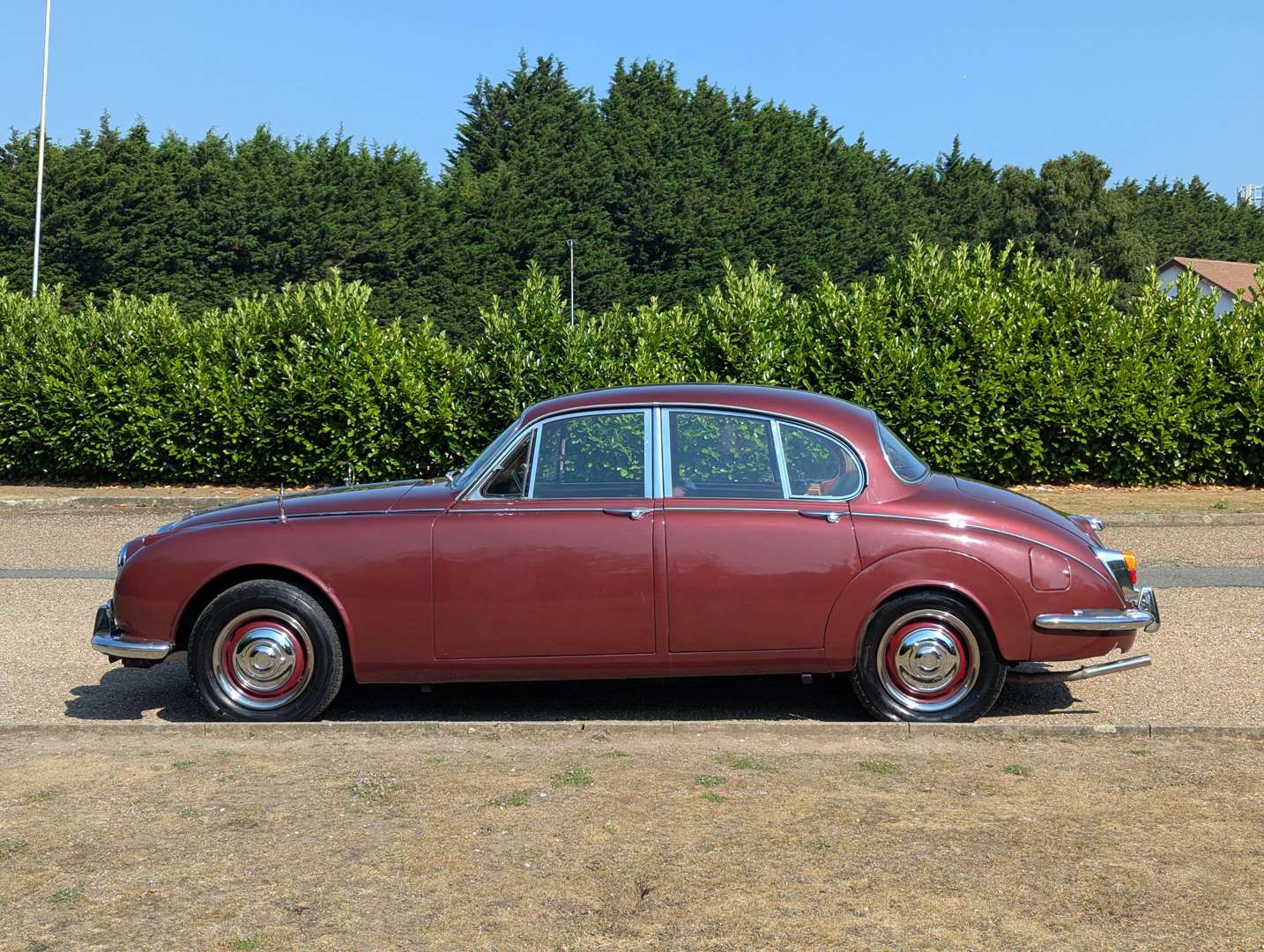 <p>1969 DAIMLER V8 250</p>