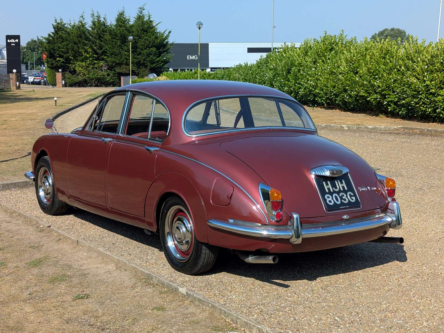 <p>1969 DAIMLER V8 250</p>