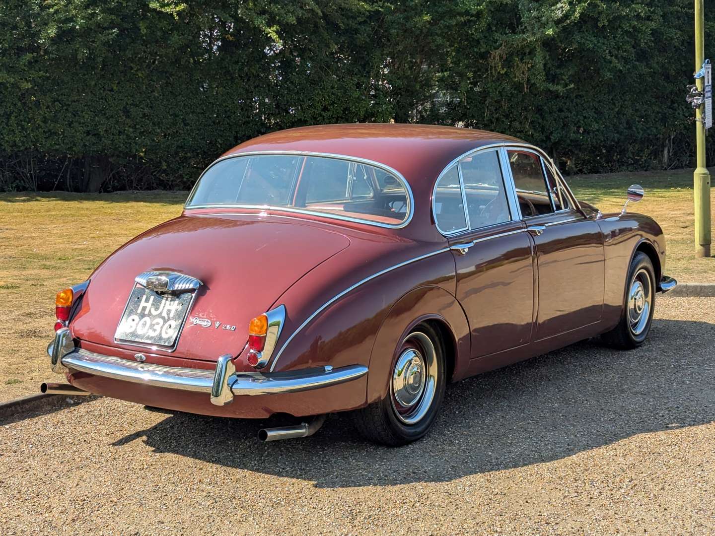 <p>1969 DAIMLER V8 250</p>
