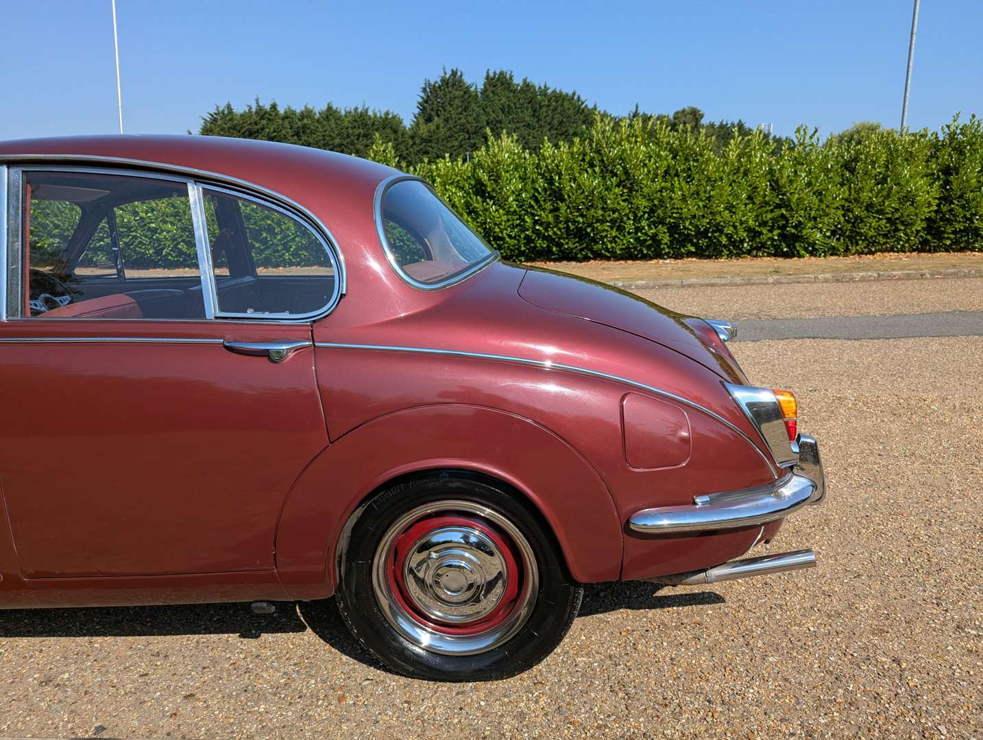 <p>1969 DAIMLER V8 250</p>