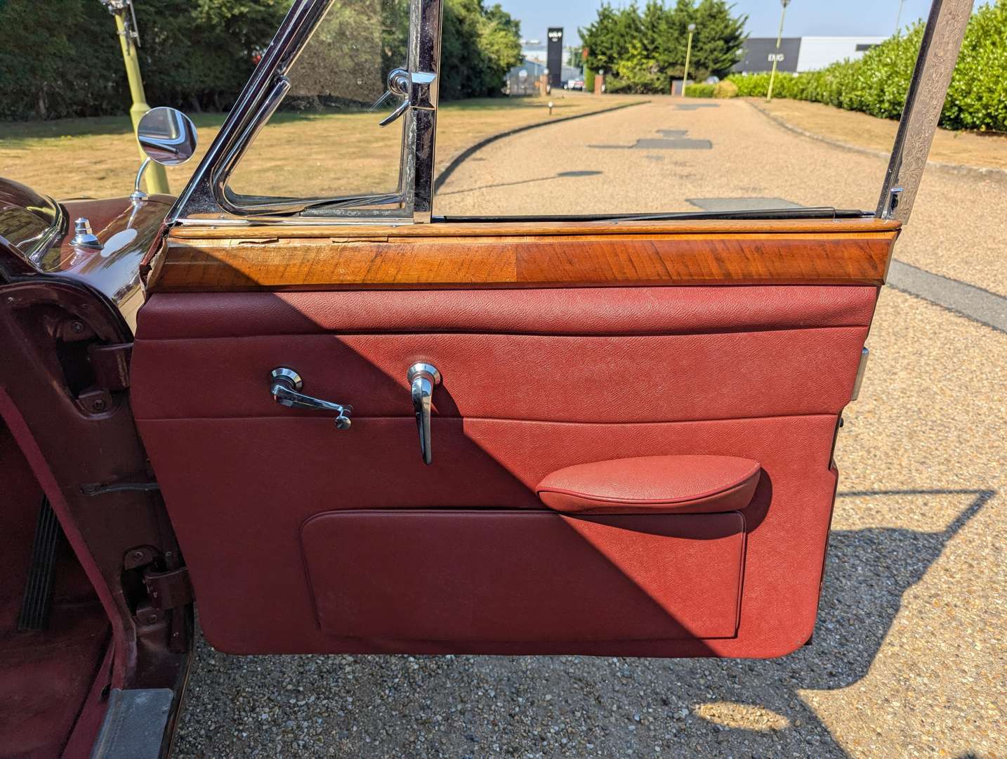 <p>1969 DAIMLER V8 250</p>