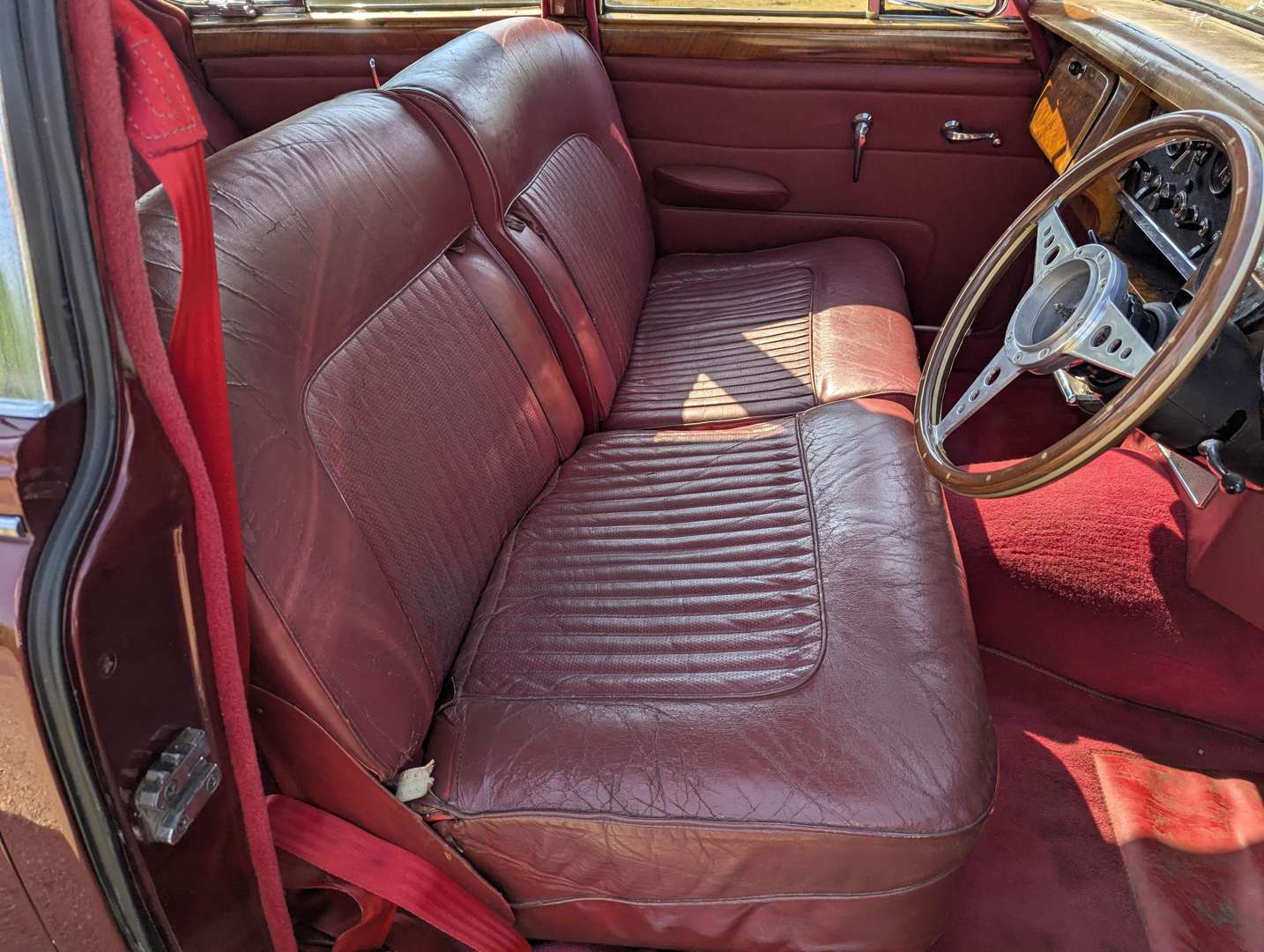 <p>1969 DAIMLER V8 250</p>