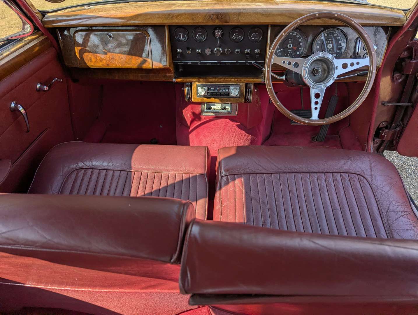 <p>1969 DAIMLER V8 250</p>