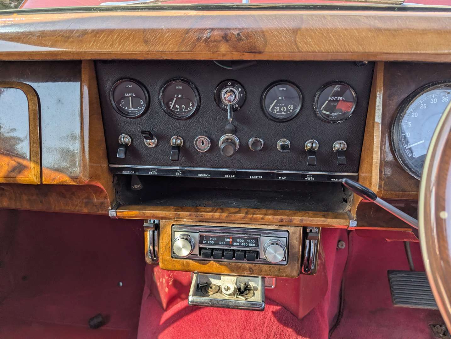 <p>1969 DAIMLER V8 250</p>