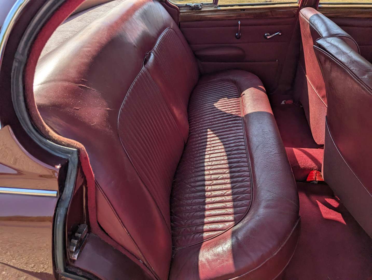 <p>1969 DAIMLER V8 250</p>