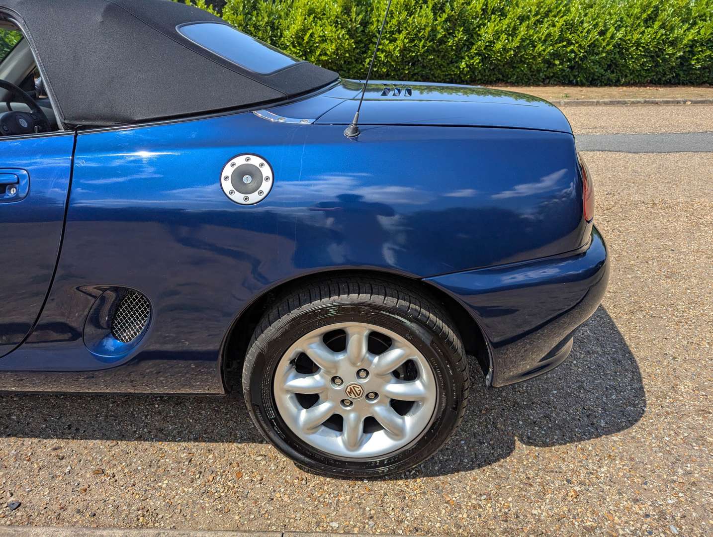 <p>2001 MG F</p>