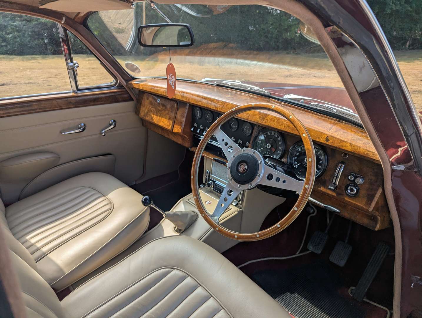 <p>1966 JAGUAR MKII</p>