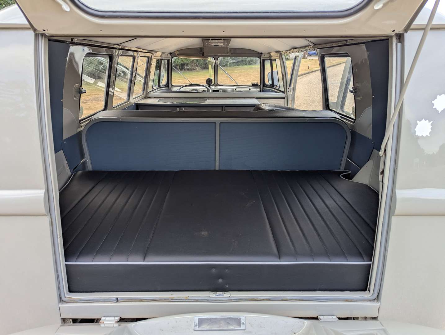 <p>1963 VW T2 SPLIT SCREEN CAMPER LHD</p>