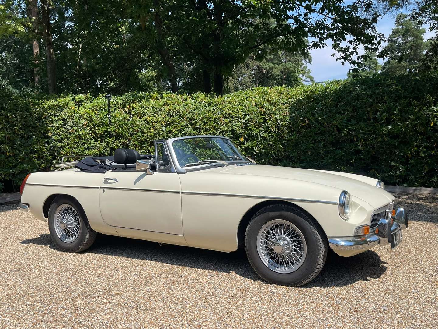 <p>1972 MG B ROADSTER</p>