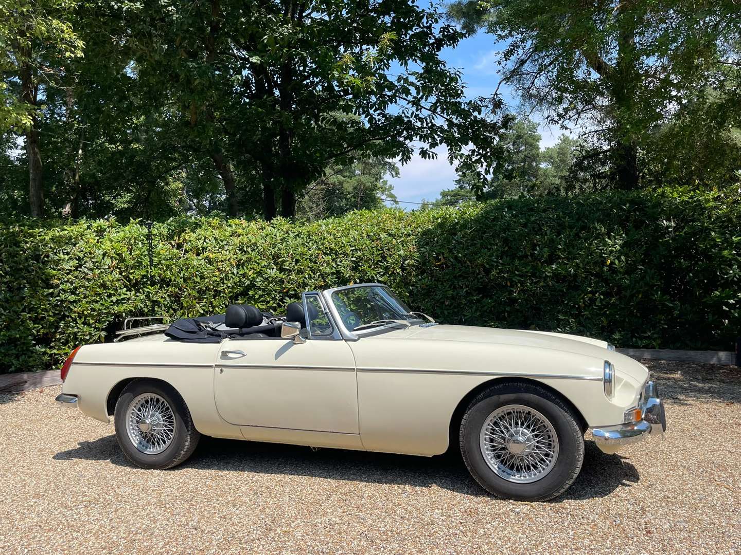 <p>1972 MG B ROADSTER</p>